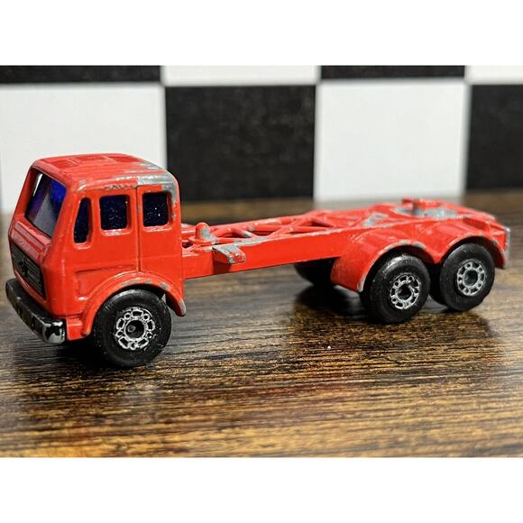 Lot of 4 Semi Trucks - Kenworth, Cargo Truck - Matchbox & Universal Product - Picture 9 of 11